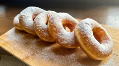 Weiche Donut-Löcher: luftig und goldbraun, gelingen sie perfekt, auch wenn Sie sie zum ersten Mal backen.