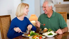 Ernährung ab 60: diese 7 Lebensmittelgruppen verträgt man oft schlechter – und die besten Alternativen
