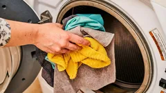 Ein Supermarktartikel – Tierhaare bleiben nach dem Waschen nicht mehr an der Kleidung hängen