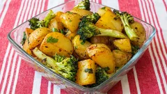 Cremiger Brokkoli und Kartoffeln aus einer Pfanne: ein schnelles Mittagessen, das immer gelingt