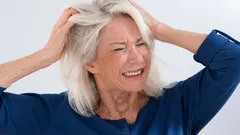 Warum juckt die Kopfhaut nach dem 60. Lebensjahr und was kann man dagegen tun, ohne unnötig Shampoos auszuprobieren?