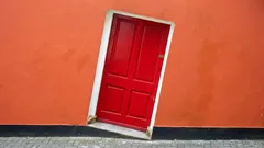 Tür schleift über den Boden? Stellen Sie die Scharniere ein und gleichen Sie ungleichmäßige Abstände aus.