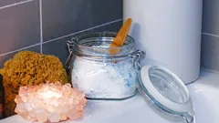 Feuchtigkeit im Badezimmer: ein günstiger Hausmittel-Tipp mit Salz, den Sie in einer Minute umsetzen können